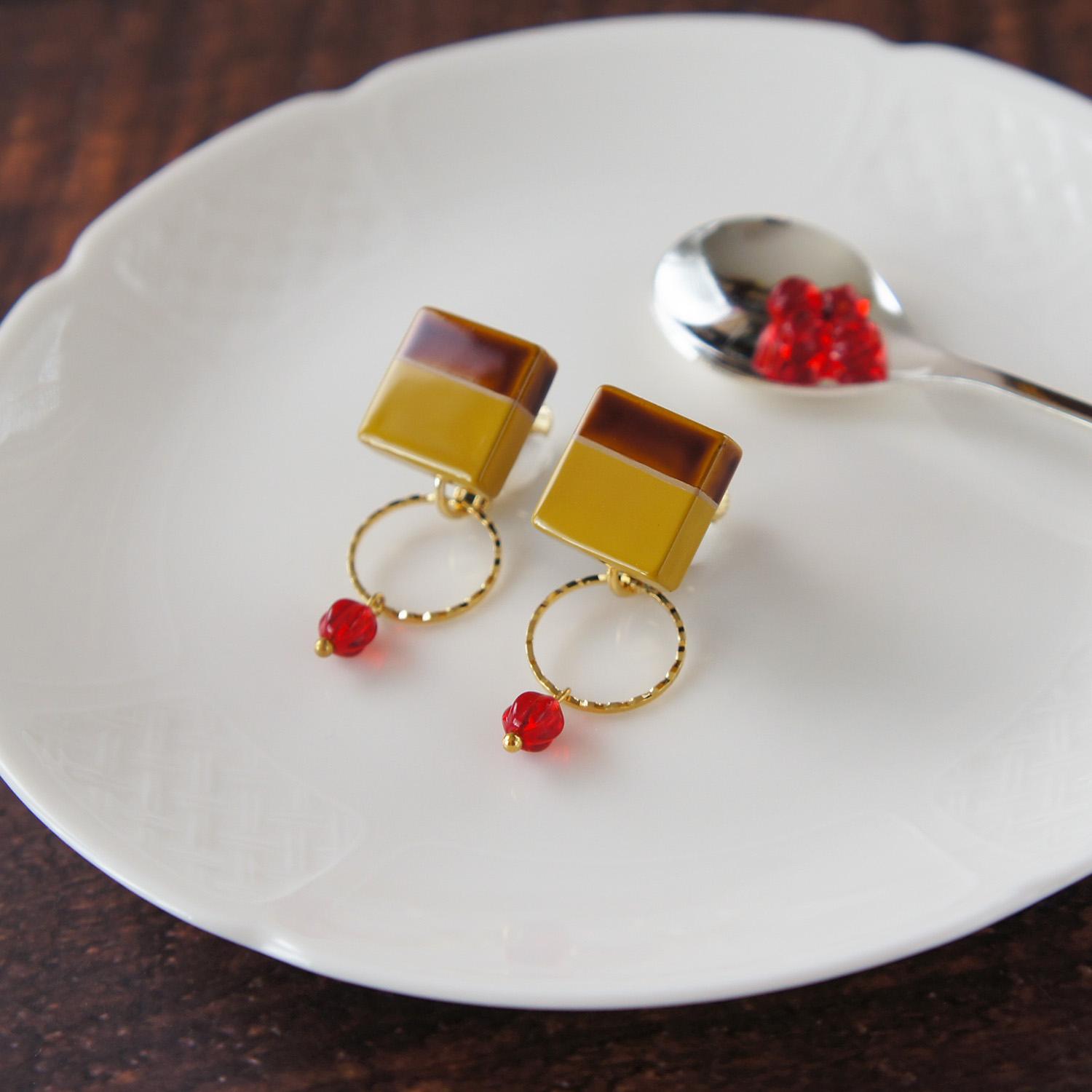 レトロかわいいスイーツカラー2WAYイヤリング・カラメルプディング1枚目の画像