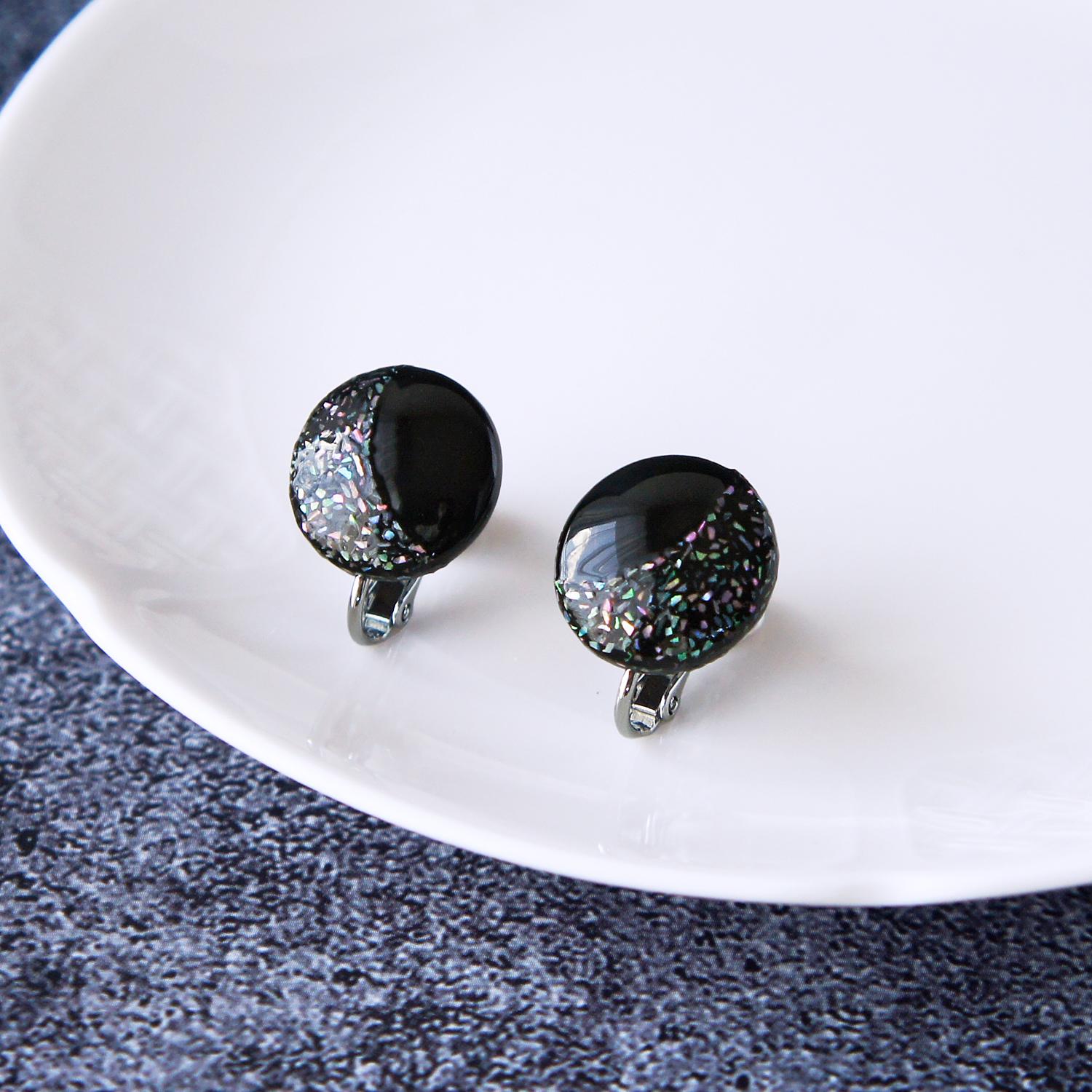 青い三日月　イヤリング　【漆塗り・伝統工芸・螺鈿・ニッケルフリー】1枚目の画像