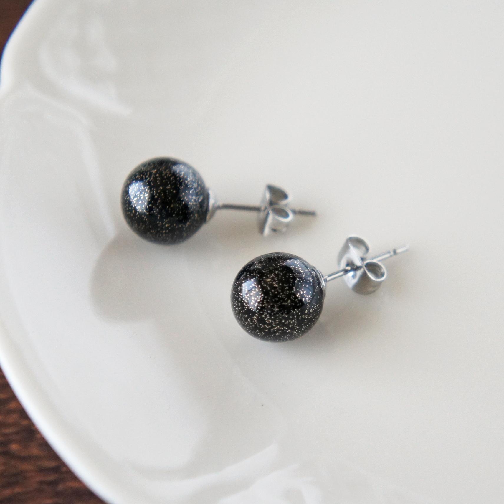 星空の一粒ピアス・スターリーブラック　【漆塗り　伝統工芸　サージカルステンレス】1枚目の画像