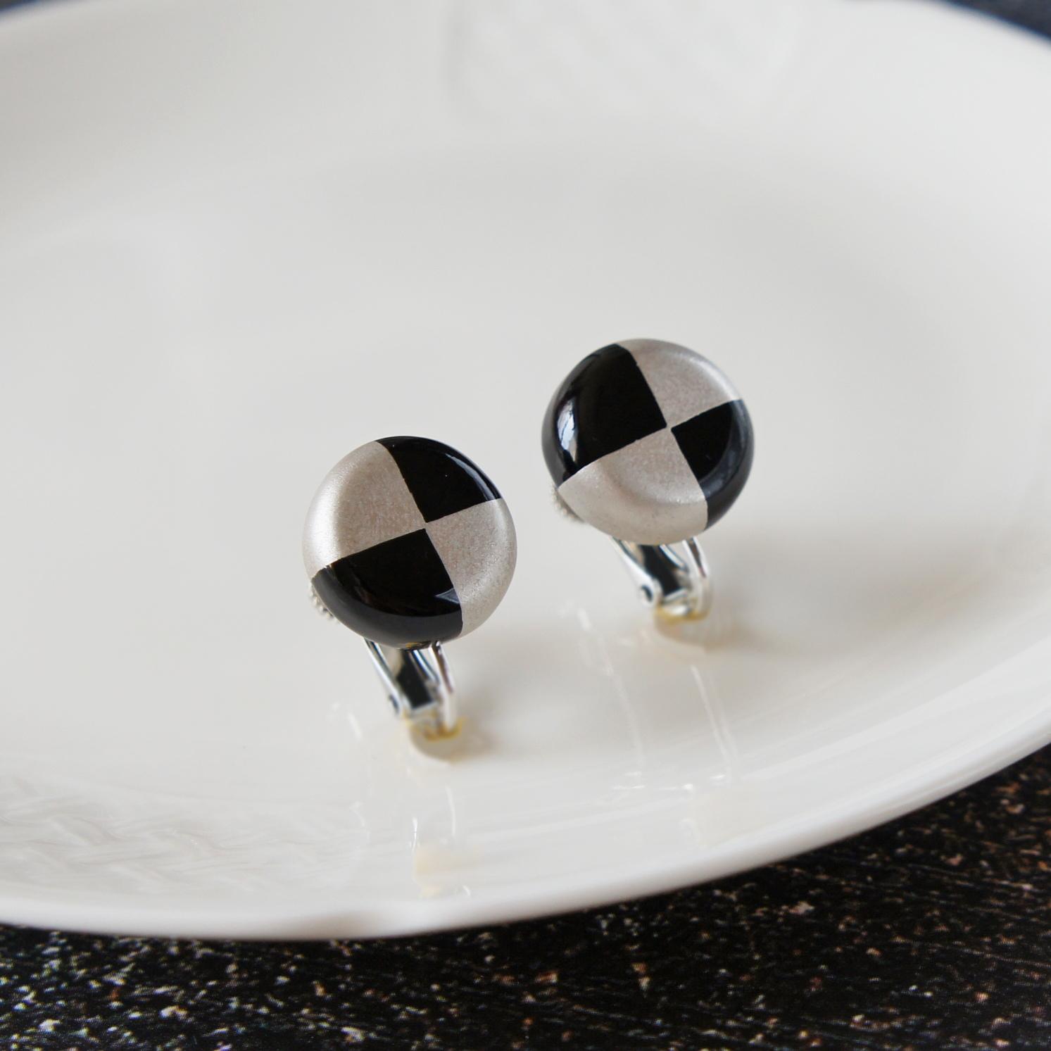 静けさの美　漆塗りイヤリング　丸・黒×銀 | 2枚目