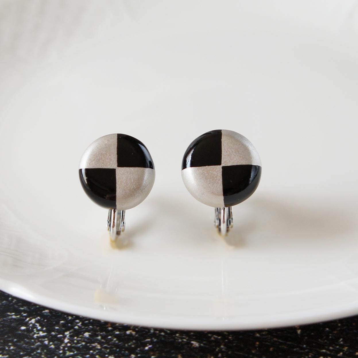 静けさの美　漆塗りイヤリング　丸・黒×銀 | 3枚目