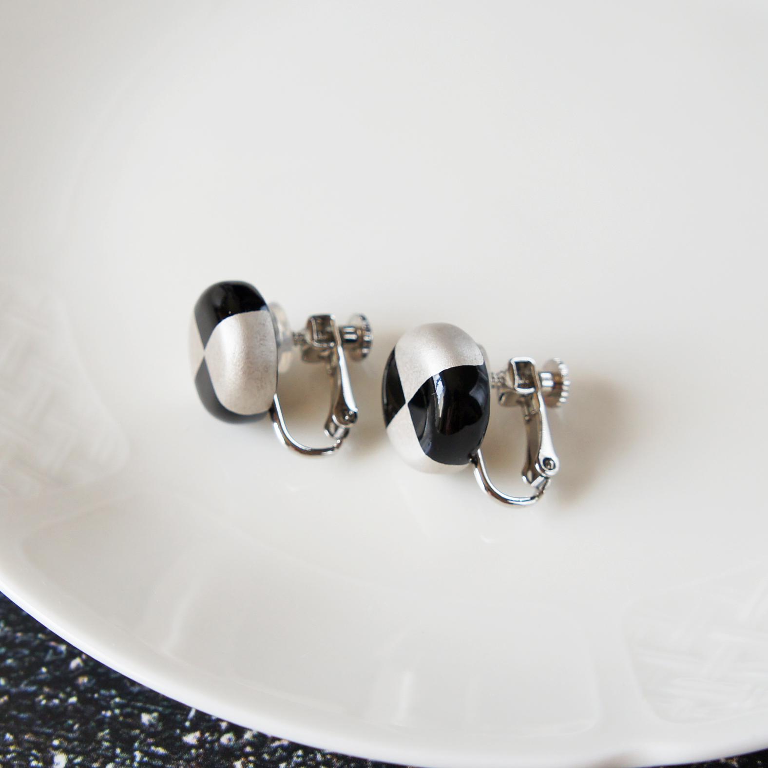 静けさの美　漆塗りイヤリング　丸・黒×銀 | 5枚目