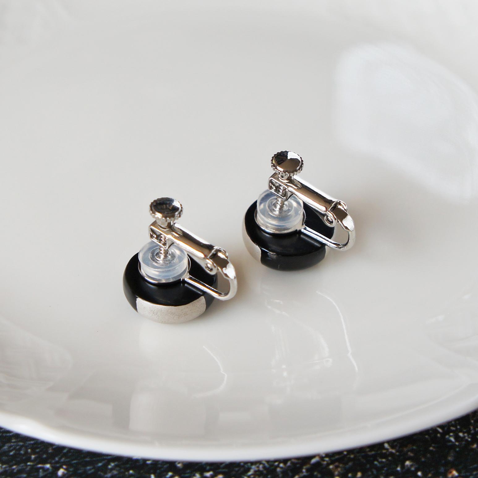 静けさの美　漆塗りイヤリング　丸・黒×銀 | 6枚目