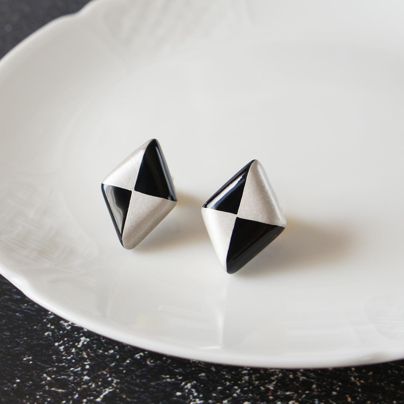 静けさの美　漆塗りピアス　ダイヤ・黒×銀1枚目の画像