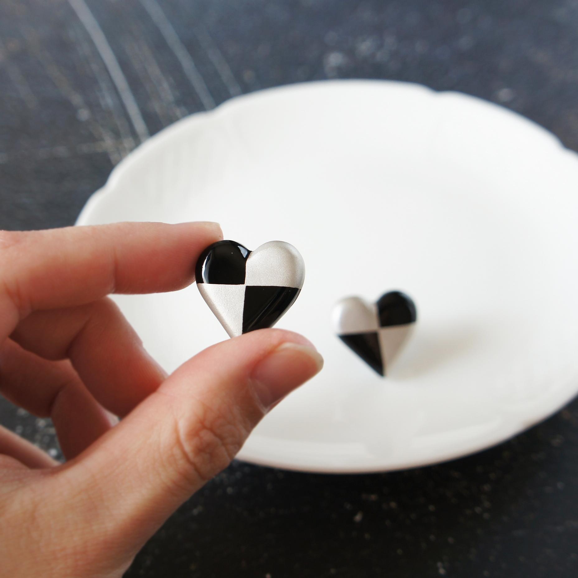 和の心　漆塗りピアス　ハート・黒×銀 | 6枚目