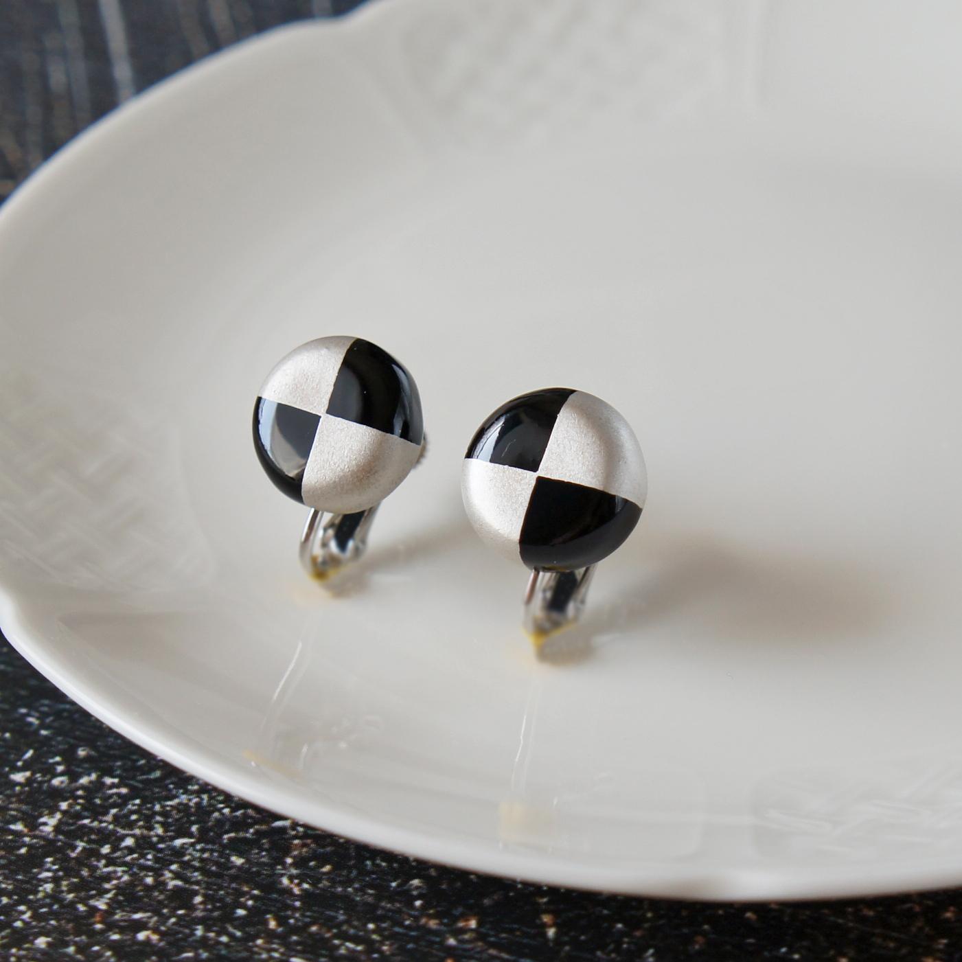 静けさの美 漆塗りイヤリング 丸・黒×銀1枚目の画像