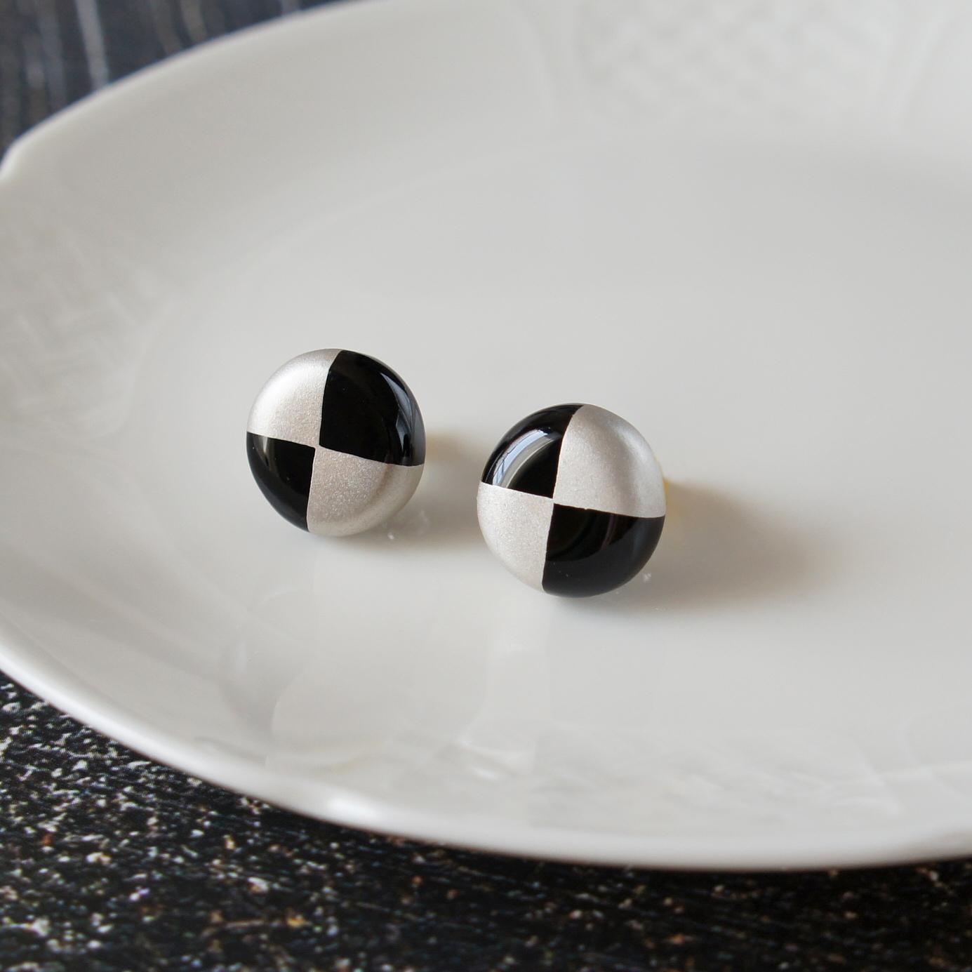 静けさの美 漆塗りピアス 丸・黒×銀1枚目の画像