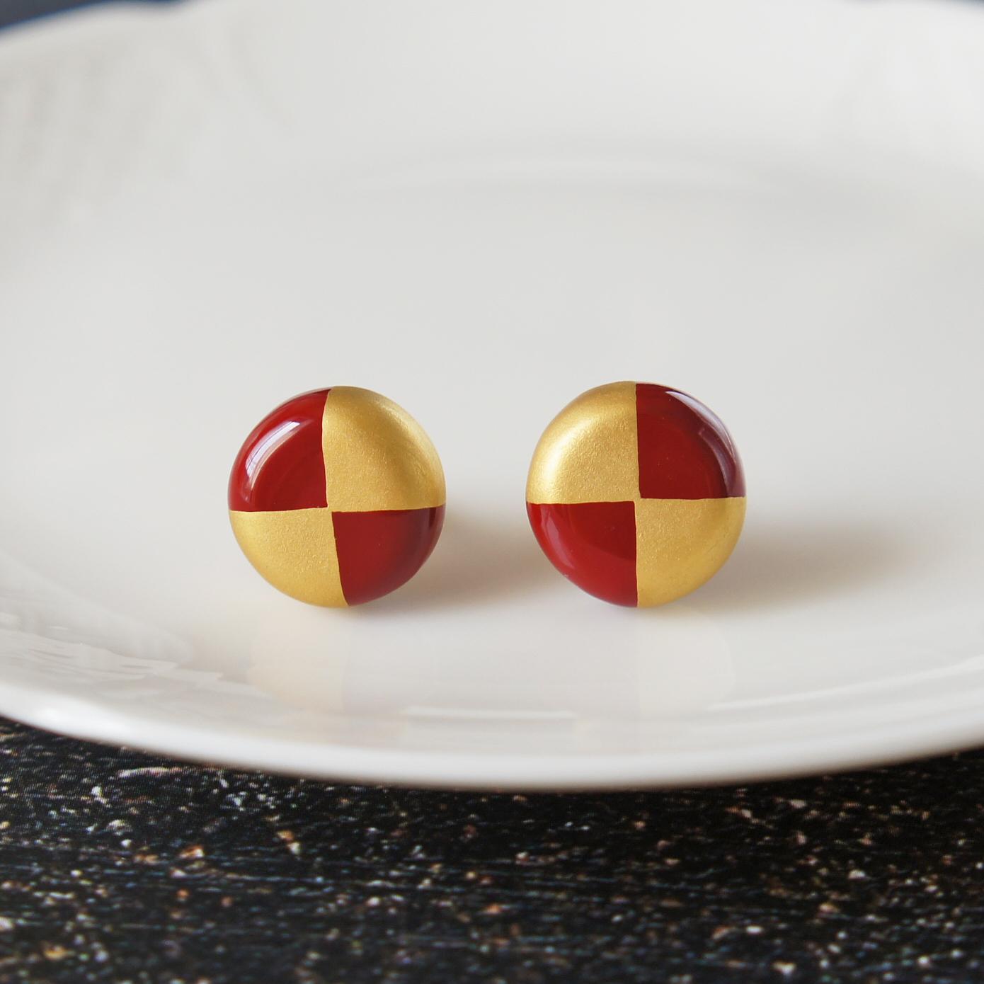 艶やかな美 漆塗りピアス 丸・赤×金1枚目の画像